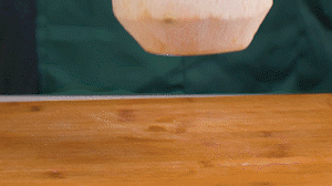 椰子切開(kāi)頂部，把椰子水倒出，再把椰肉切片。