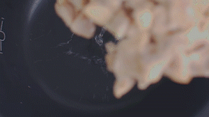 把雞、火腿、椰子水、椰肉、姜、紅棗放入電飯鍋，按下煲湯功能。