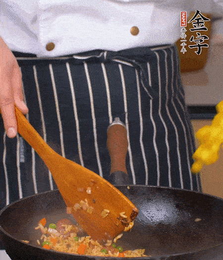 加咖喱塊、少許鹽、白糖調(diào)味，炒至咖喱塊融化后，倒米飯，翻炒至每粒米飯都包裹上咖喱，再放黃椒、青椒粒，出鍋前加菠蘿粒和小蔥翻拌均勻。