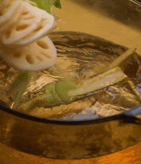 把玉米筍（對(duì)半切開(kāi)）、西芹（切斜片）、蓮藕（切片），放入開(kāi)水鍋內(nèi)，加點(diǎn)少許鹽、油，汆燙2分鐘。