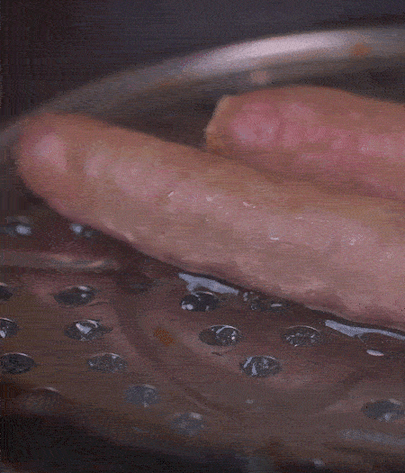 金字10°鮮低溫香腸蒸10分鐘后，切片。