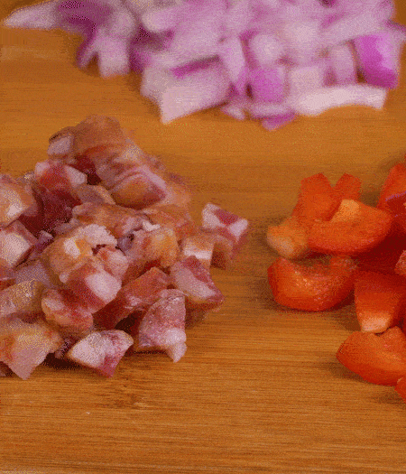 黃椒、紅椒、白洋蔥、土豆、大蔥分別切丁。金字10°鮮低溫香腸切丁。