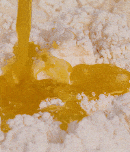 加融化的30g黃油（要不熱再倒）、黃椒、紅椒、白洋蔥、土豆、大蔥、香腸繼續(xù)攪拌均勻。