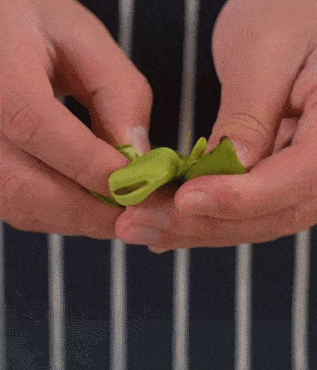 選用鮮嫩蠶豆，剝?nèi)ネ鈿ち粝露姑紫磧?，掰開(kāi)成兩瓣。