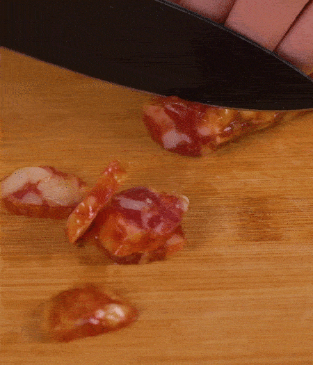 香腸切薄片。