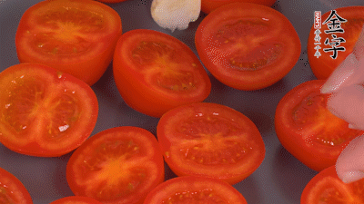 洗凈晾干的小番茄，對半切開，加切塊的大蒜、迷迭香、黑胡椒、橄欖油190度烤40分鐘、200度烤20分鐘。