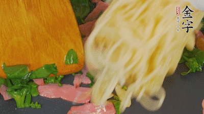 鍋中倒油燒熱，蒜片煸香，淡火腿略翻炒。