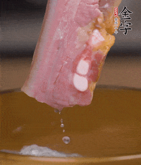 煮過(guò)的西蘭花切碎。煮熟的淡咸肉切丁。