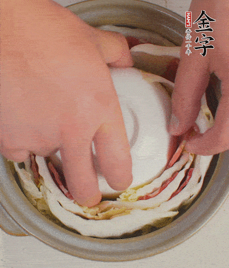 寬度剛好是鍋的高度。扣一個小碗更有助于幫助造型。