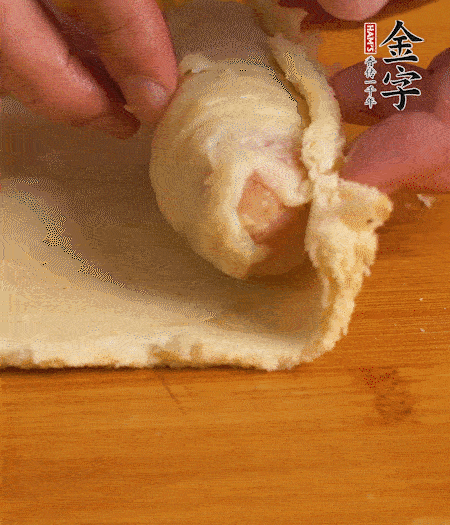 吐司卷起香腸，吐司尾端涂抹少許全蛋液，卷好的吐司表面蘸上蛋液，在裹上一層面包糠，送入預(yù)熱好的烤箱中。