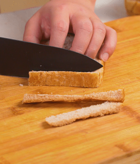 取1片黑麥吐司片，去掉邊邊，涂上一層蛋黃醬。
