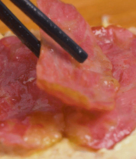 放上火腿、芝士片、生菜，再放一片土司。