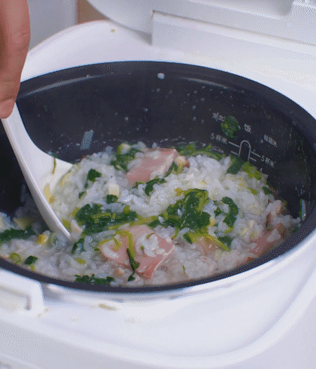 煮好時加白胡椒適當(dāng)調(diào)味。