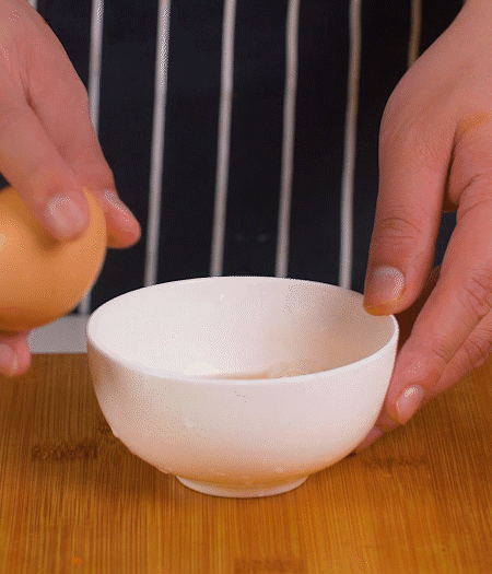 起鍋熱油，蛋液煎成雞蛋碎。金字淡咸肉切成絲。