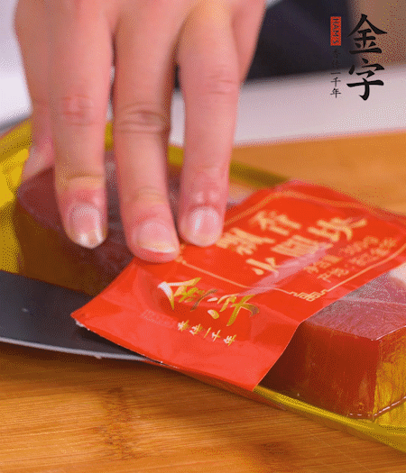 金字火腿切片，生姜切絲，蔥白切末。