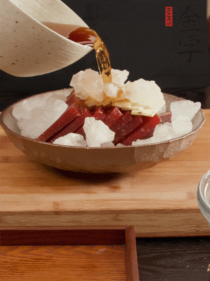 加姜片、冰糖、黃酒、水，蒸60分鐘，將火腿的咸逼出來。