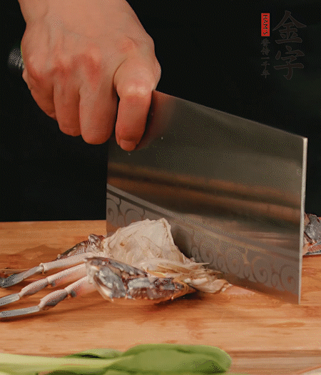 蟹殼拆開，去掉蟹肺、蟹心、蟹腮，切成4小塊。