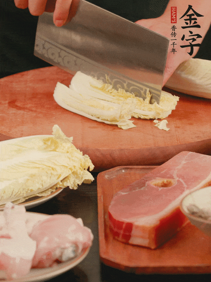 白菜去掉頭尾，對(duì)半豎切，再均勻切4刀。