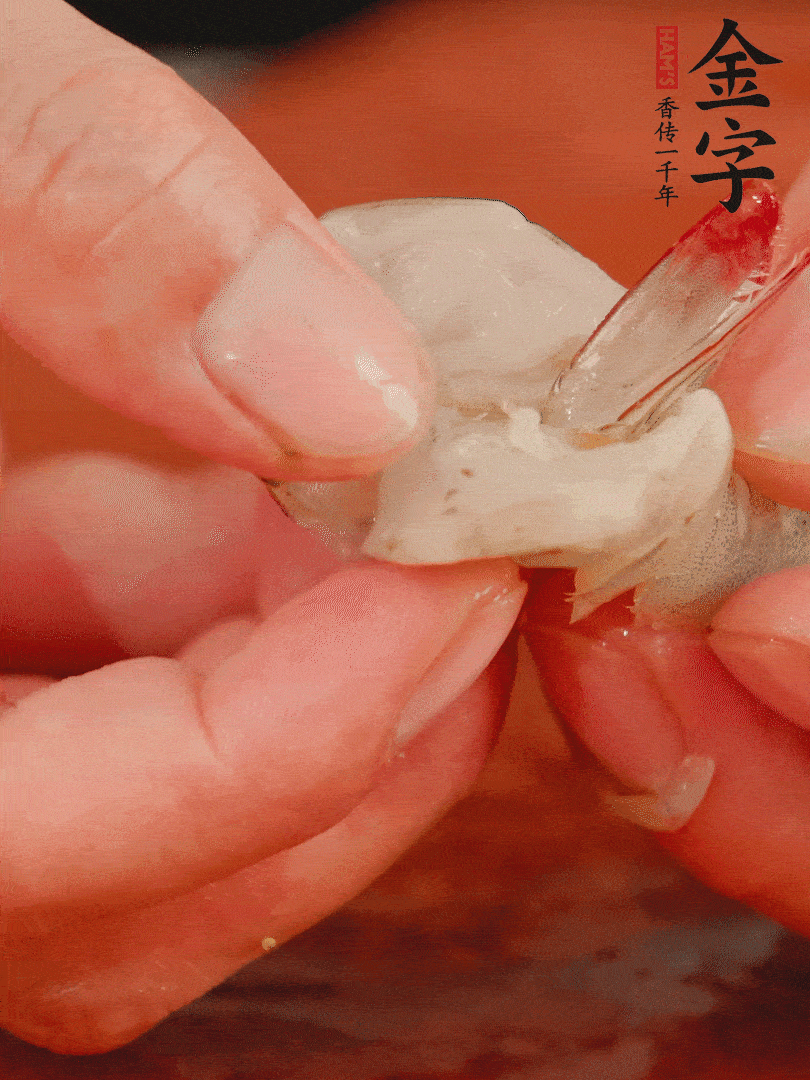 鮮蝦去掉蝦線，翻轉(zhuǎn)蝦尾做個(gè)好看的照型。