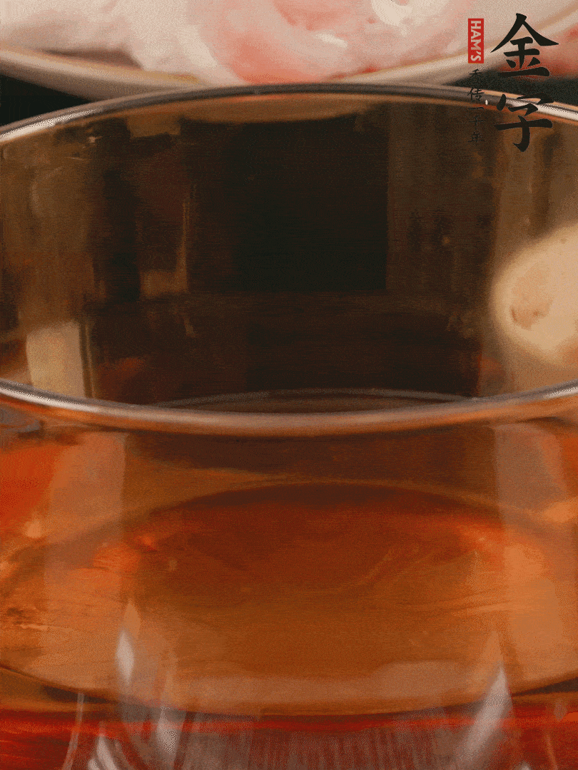 雞腿冷水入鍋，加姜片料酒焯水，撈出溫水洗凈。