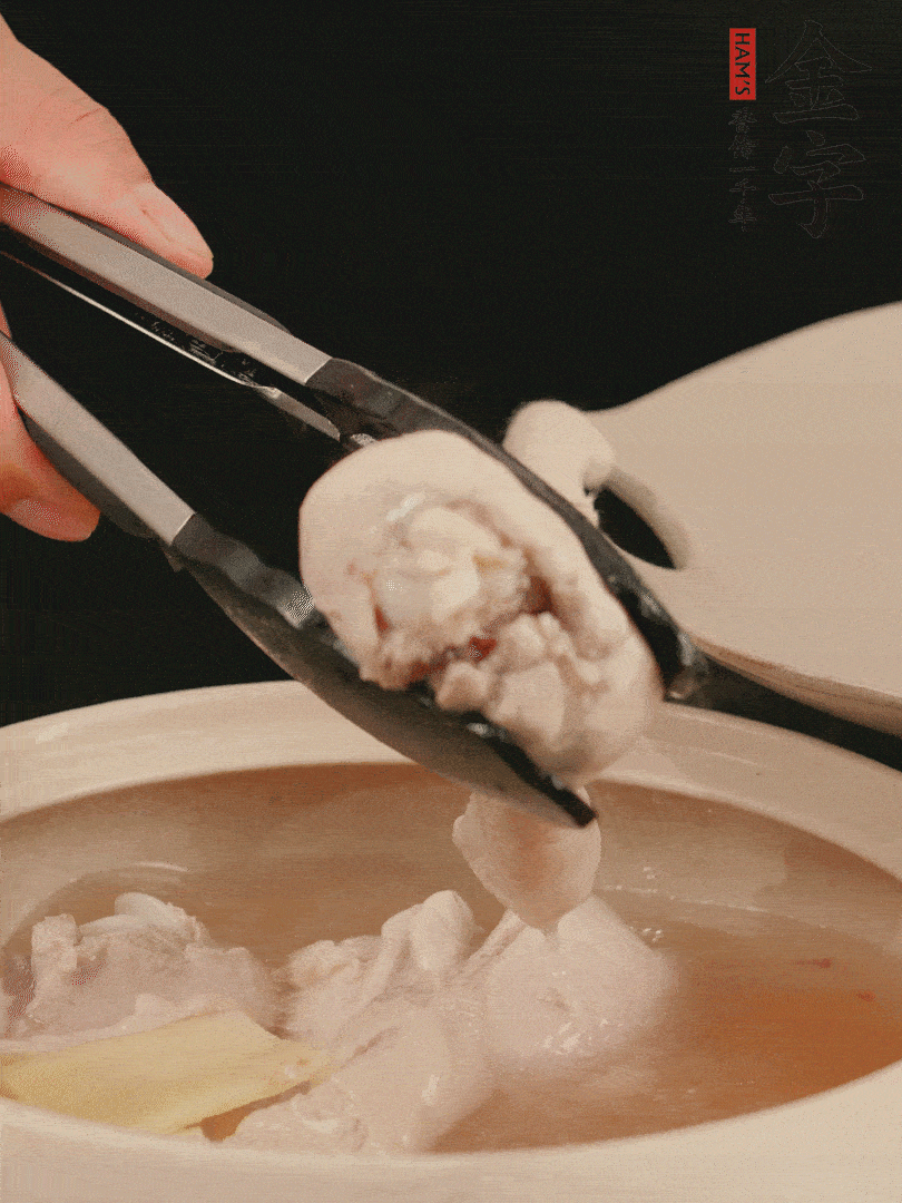 雞腿放入砂鍋，加姜片、料酒、清水，中火燉煮20分鐘撈出。