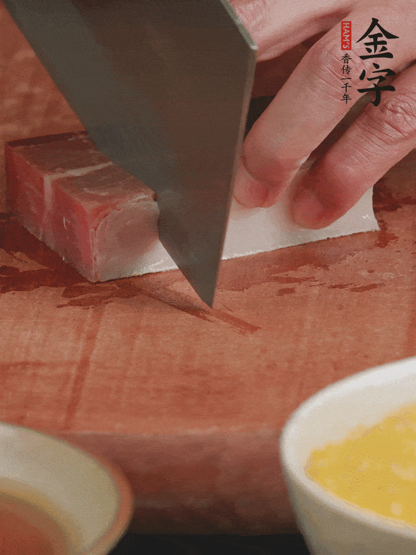 金字火腿去皮，切成大塊。