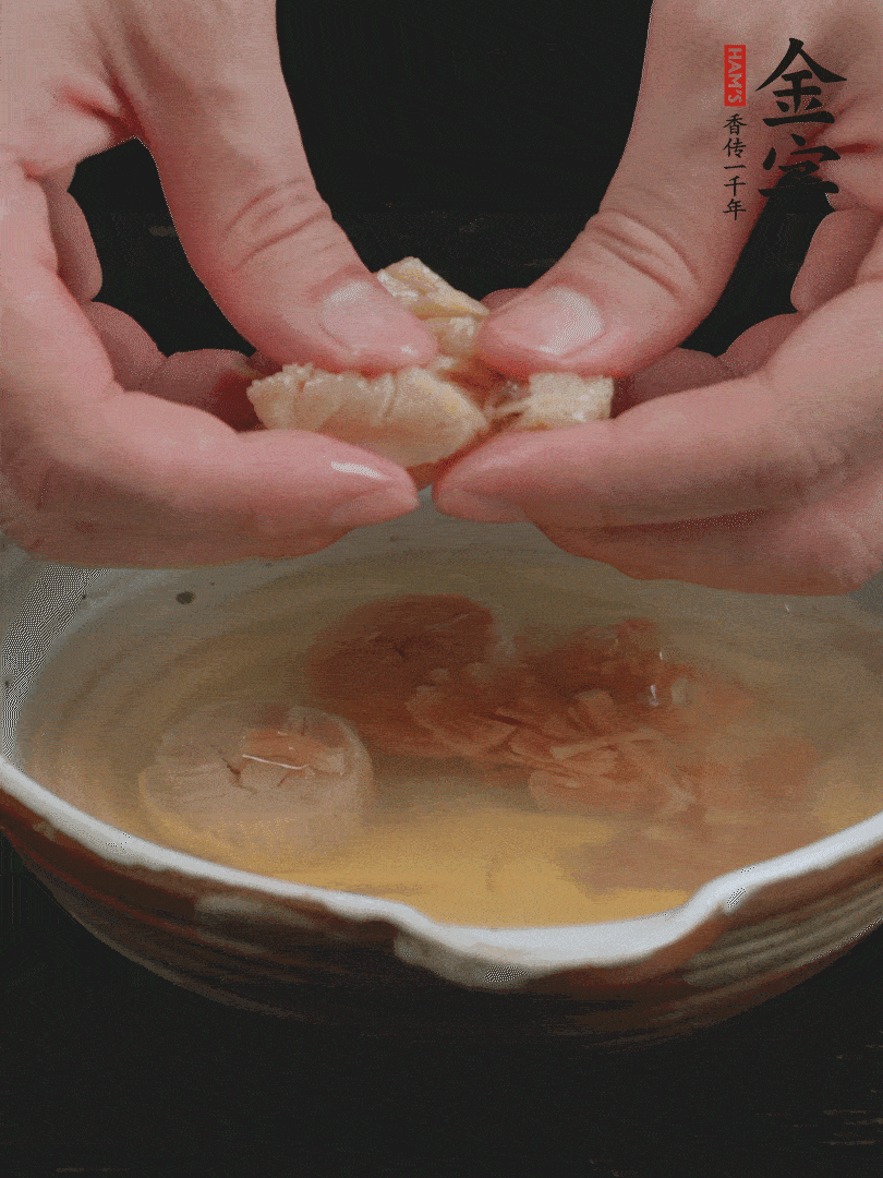 元貝溫水泡發(fā)，拆成細(xì)絲。