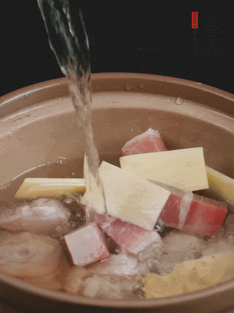 雞塊、火腿、姜片加適量料酒、清水燉80分鐘。