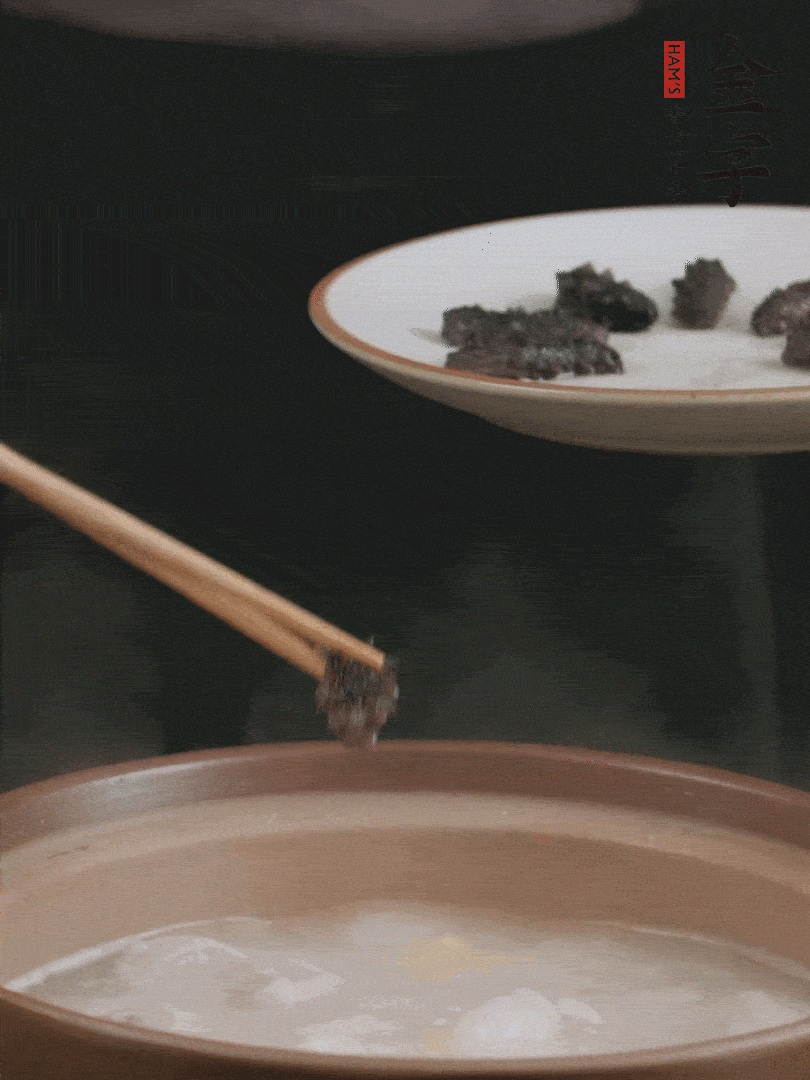 期間雞湯燉到80分鐘時(shí)，加小海參再燉10分鐘。