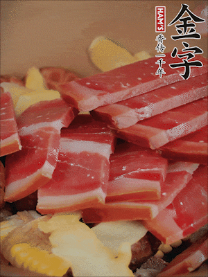 除鮑魚外的所有材料放進(jìn)鍋里，加清水、姜、黃酒，大火燒開，轉(zhuǎn)小火煲90分鐘。