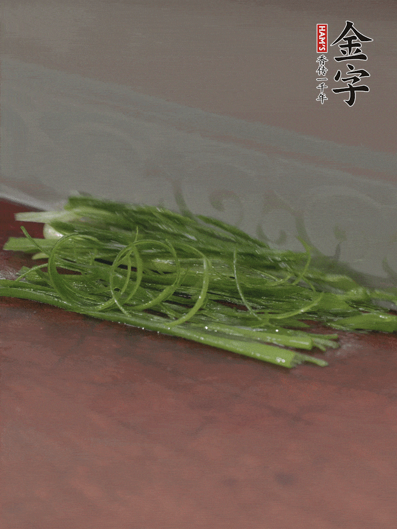 生姜切薄片，紅椒切細(xì)絲，小蔥蔥綠切細(xì)絲，泡入冰水中保持新鮮。