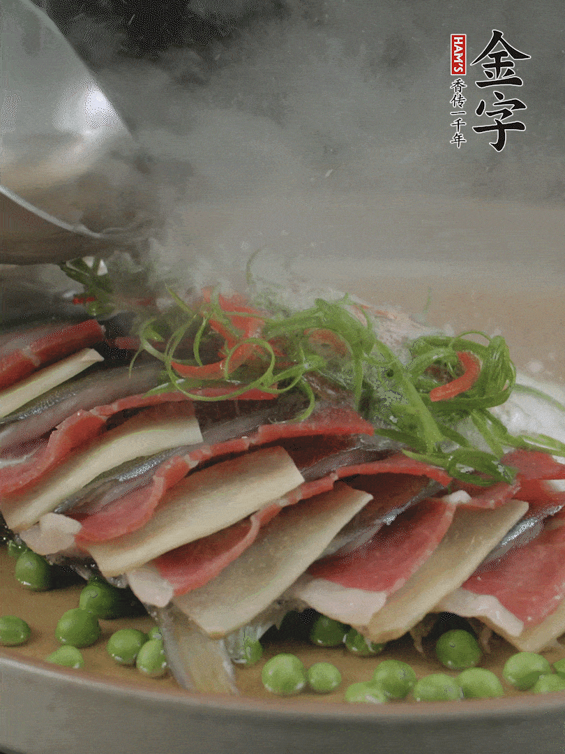 表面放上蔥絲、紅椒絲，淋上熱油。