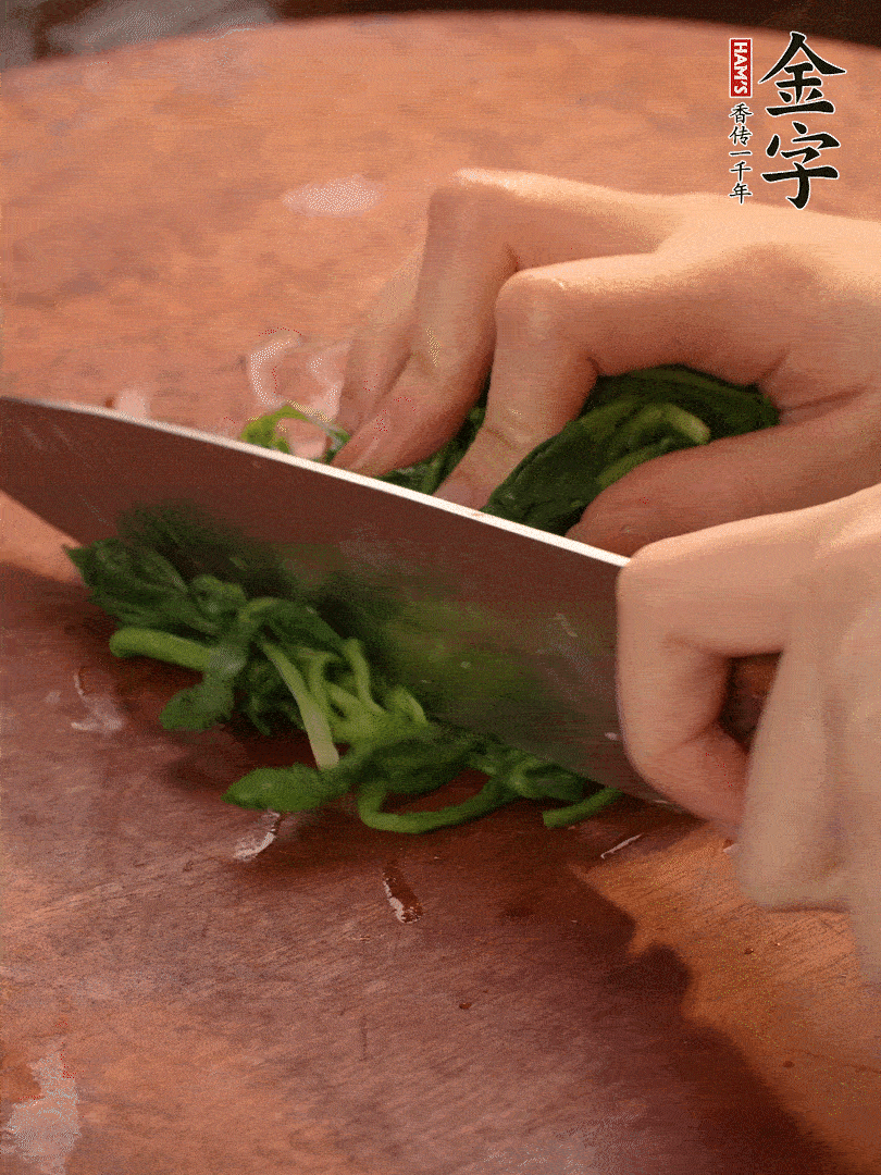 晾涼拽干水份，切碎備用。