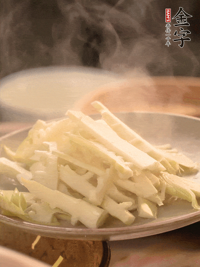 春筍切薄片，焯水去除澀味。