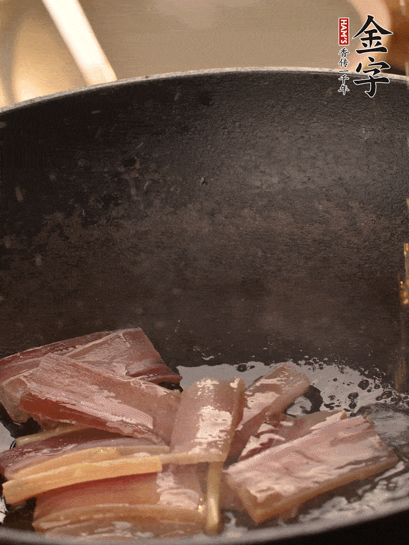 再下春筍繼續(xù)翻炒。