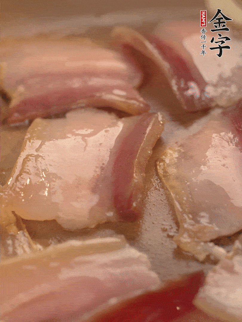 鍋中熱油煸香大蒜、咸肉。