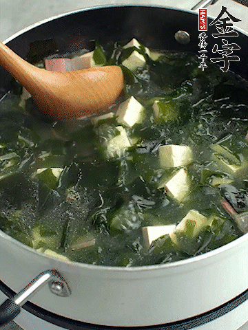 煮到沸騰后，再放入豆腐蓋蓋子煮3分鐘。