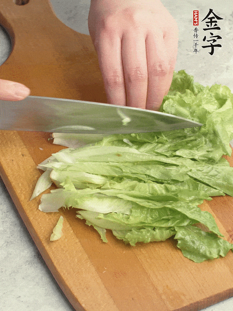 胡蘿卜、生菜、黃瓜切絲。