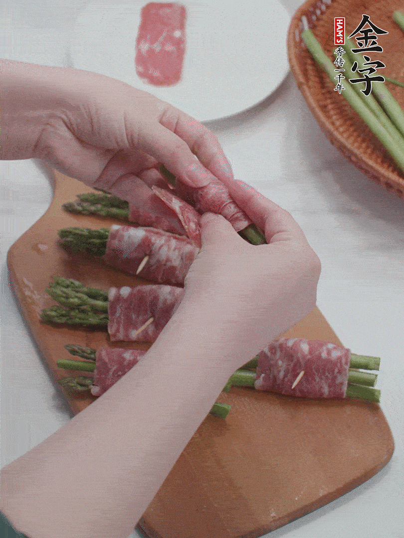 蘆筍切小段，蘆筍段用金字培根火腿卷起。