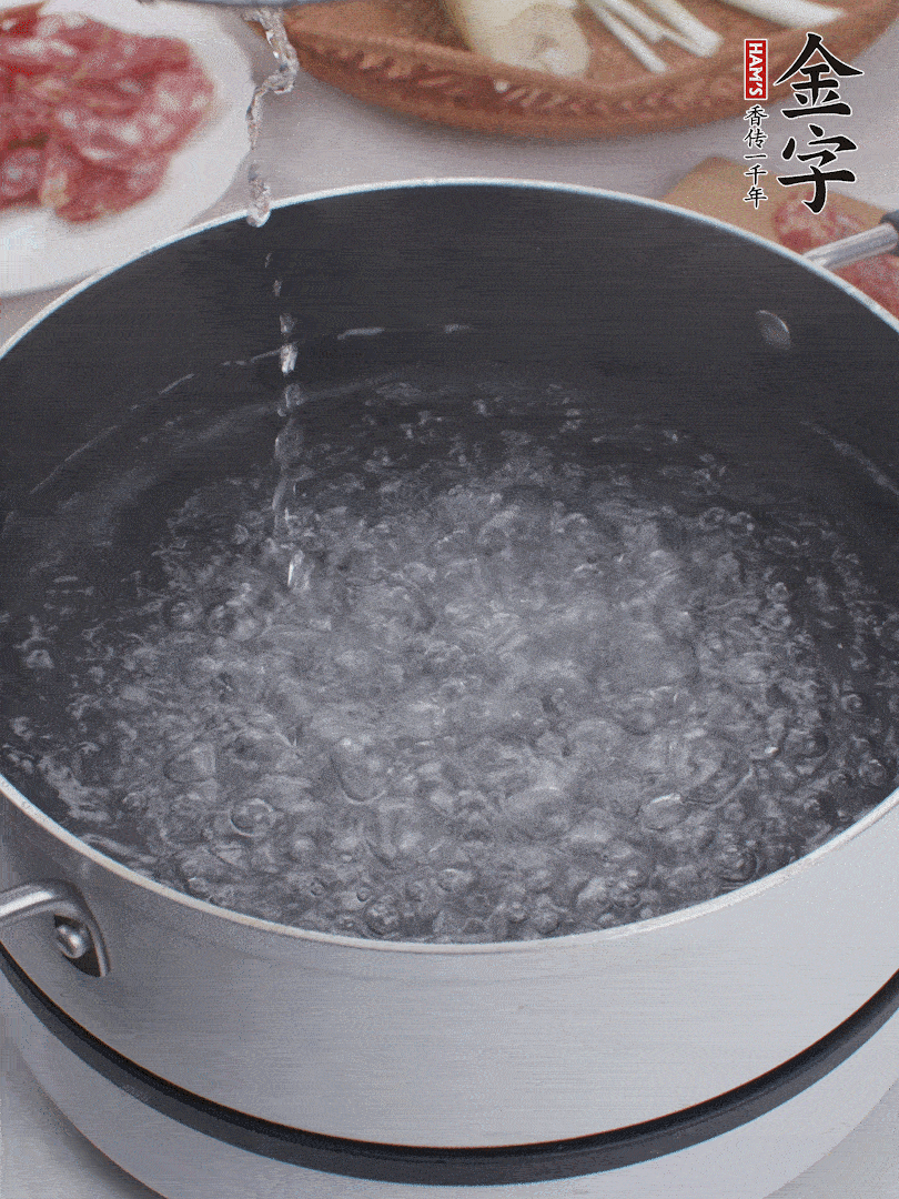 春筍去殼切片，焯水3分鐘。