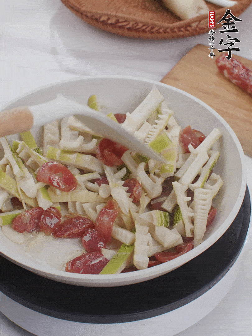 下春筍翻炒均勻，一小撮鹽調(diào)味。