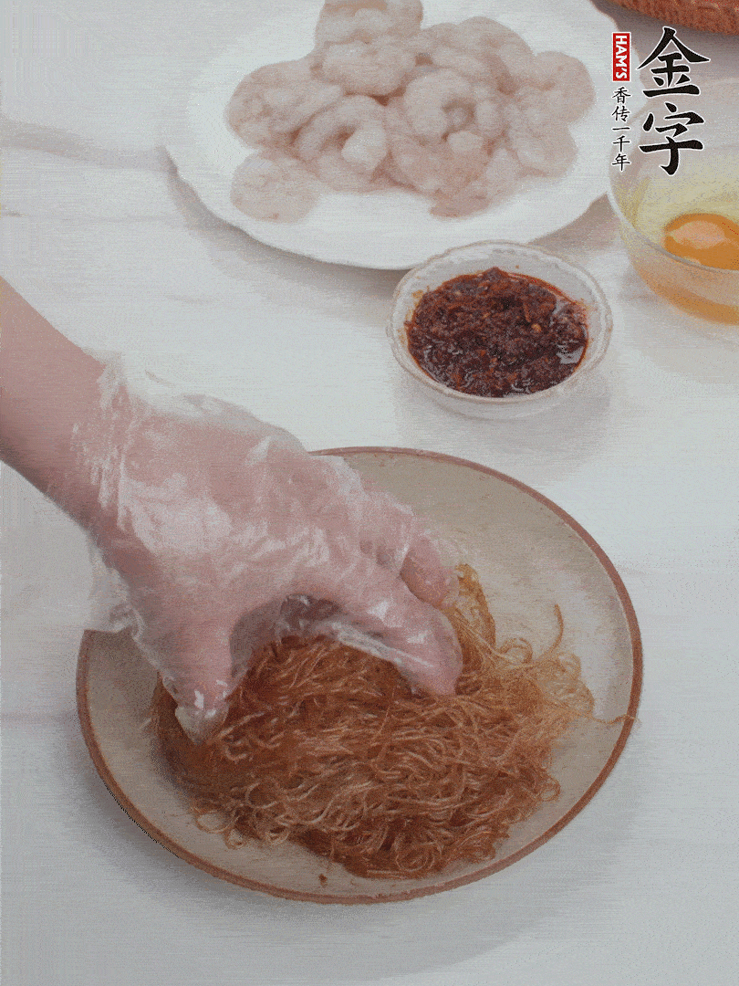 粉絲泡軟后，入沸水煮10秒，撈出后加1/2勺老抽、1/2勺食用油挑松。