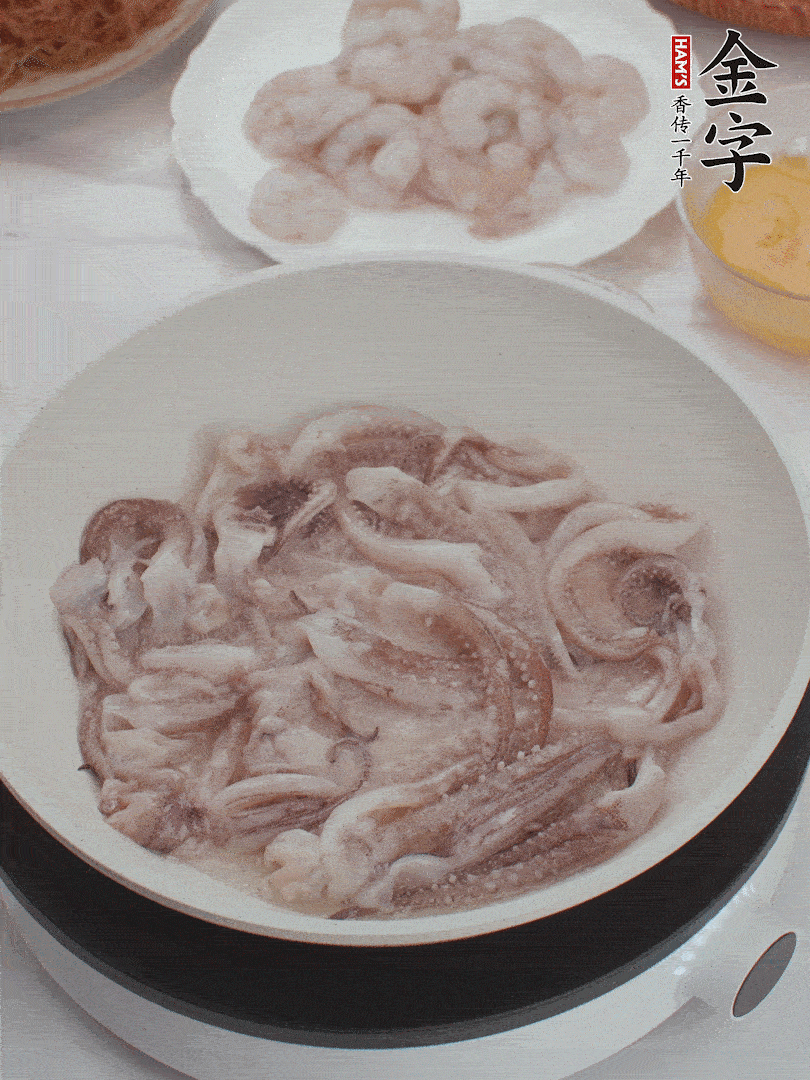 蝦仁、魷魚滑油，蛋液炒制半熟。