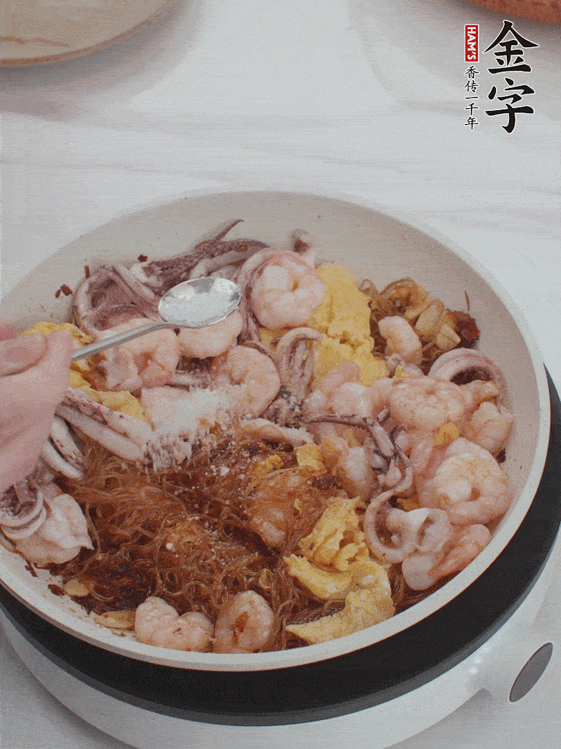 加雞蛋，蝦仁，魷魚混合。