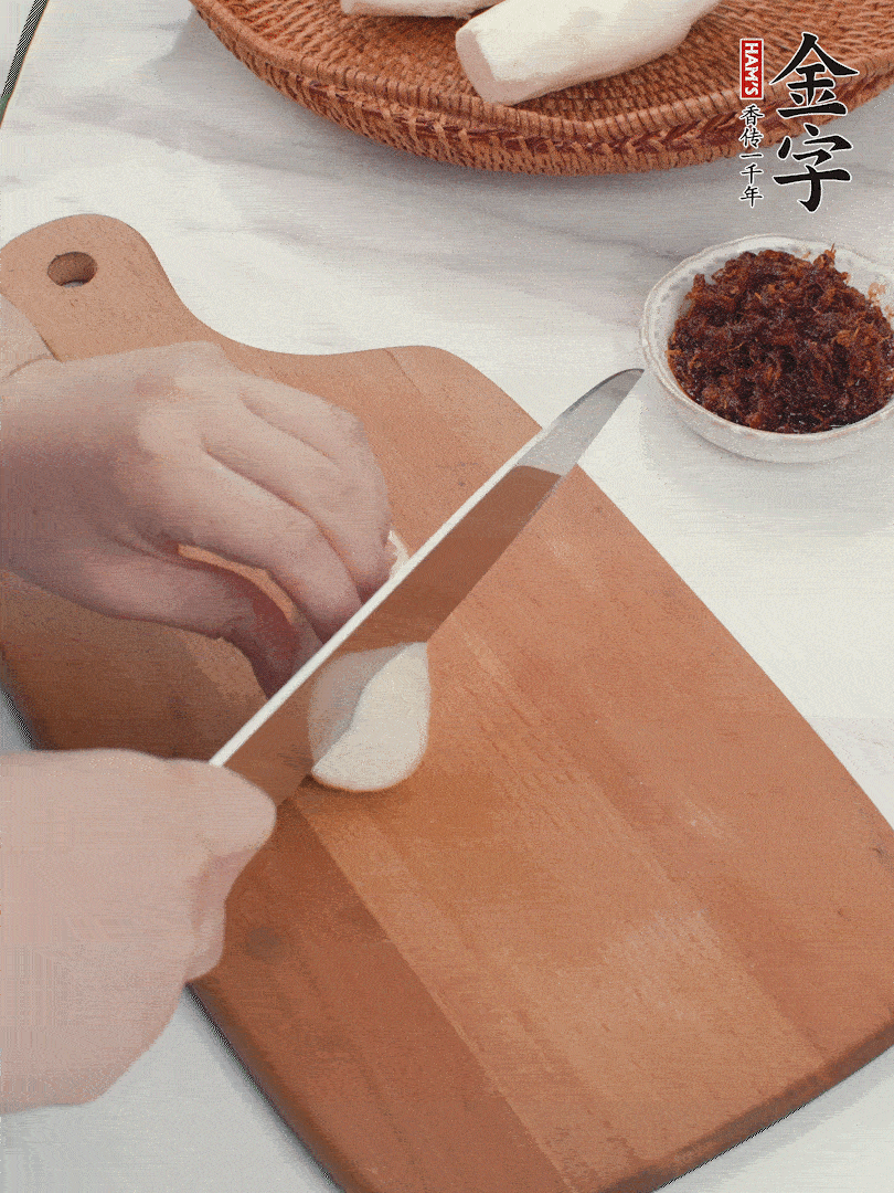 茭白剝殼，洗凈后切滾刀塊。