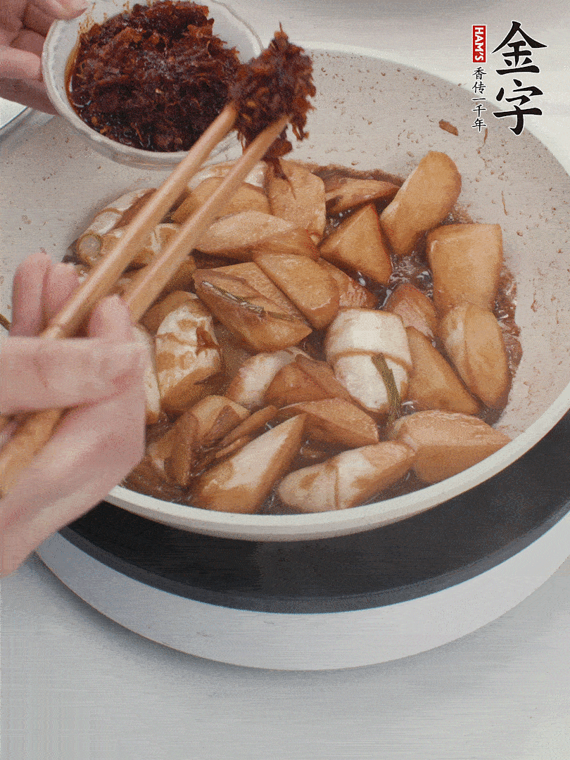 湯汁收濃，加金字火腿XO醬翻炒均勻。