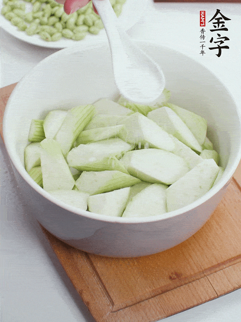 水中加1勺鹽浸泡，防止變黑。