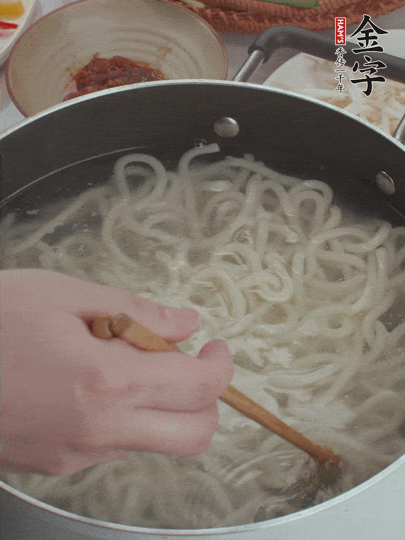 鍋中水煮沸，下烏冬面焯5秒鐘，撈出瀝干。