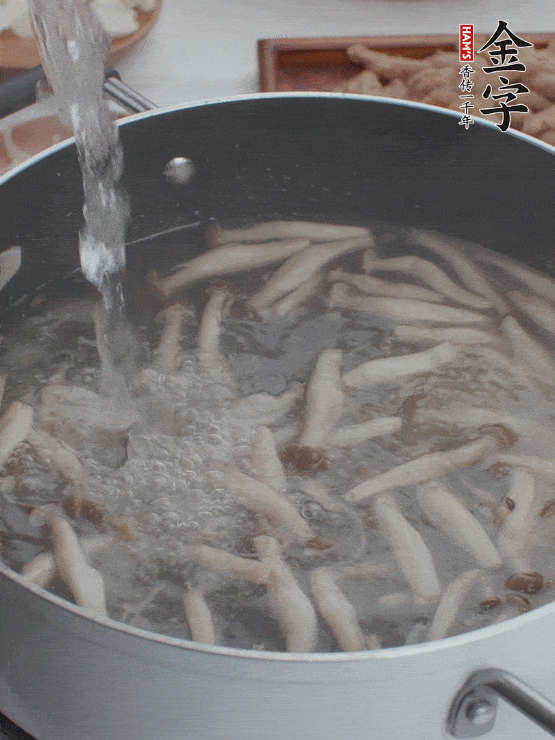 油熱爆香大蔥、蒜末，下蟹味菇炒軟，放清水。