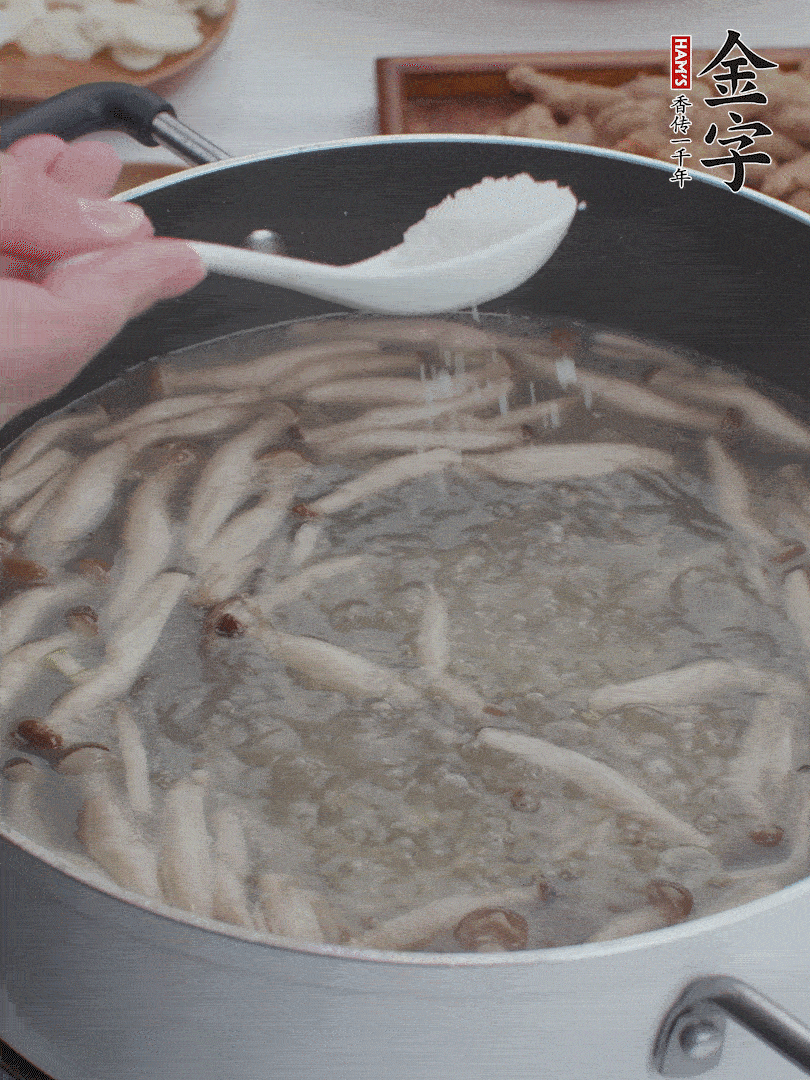 1勺鹽、一點(diǎn)胡椒粉調(diào)味。